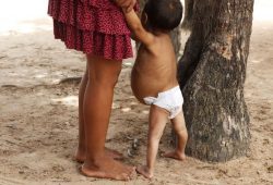 Mãe com bebê indígena Yanomami nos arredores da Casa de Saúde do Índio, que presta acolhimento aos indígenas trazidos em situação de emergência para Boa Vista/ Fernando Frazão/Agência Brasil