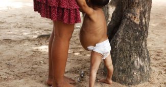 Mãe com bebê indígena Yanomami nos arredores da Casa de Saúde do Índio, que presta acolhimento aos indígenas trazidos em situação de emergência para Boa Vista/ Fernando Frazão/Agência Brasil