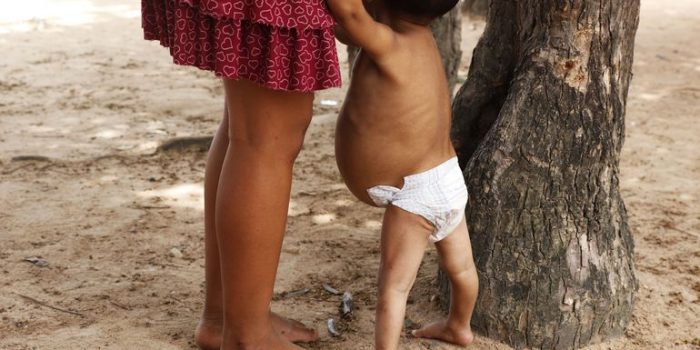 Mãe com bebê indígena Yanomami nos arredores da Casa de Saúde do Índio, que presta acolhimento aos indígenas trazidos em situação de emergência para Boa Vista/ Fernando Frazão/Agência Brasil